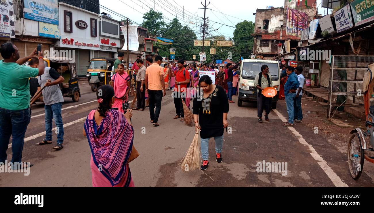 DISTRIKT KATNI, INDIEN - 02. OKTOBER 2019: Indische Anganwadi Arbeiterinnen halten Besen für saubere indien Road Show während nationalen Mahatma Gandhi jayant Stockfoto