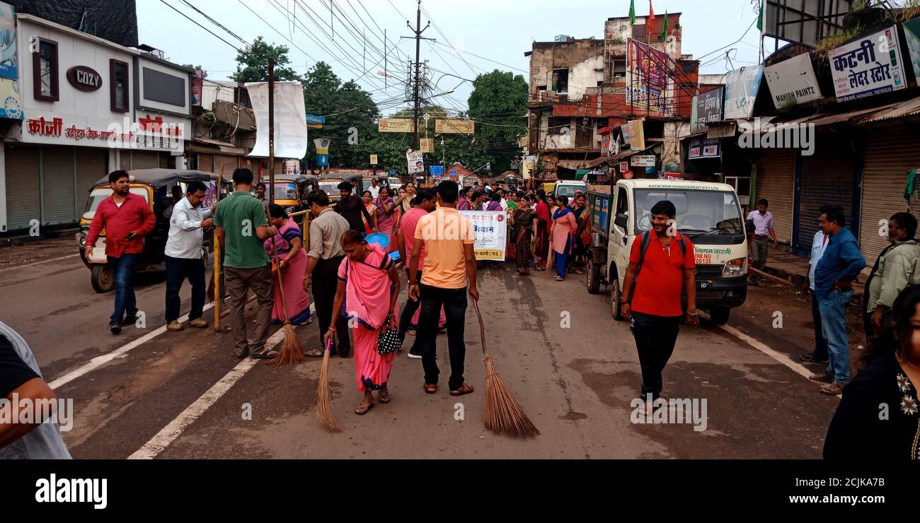 DISTRIKT KATNI, INDIEN - 02. OKTOBER 2019: Indische Anganwadi-Arbeiterinnen, die während der Mahatma Gandhi jayanti an der Clean india Road Show teilnehmen. Stockfoto