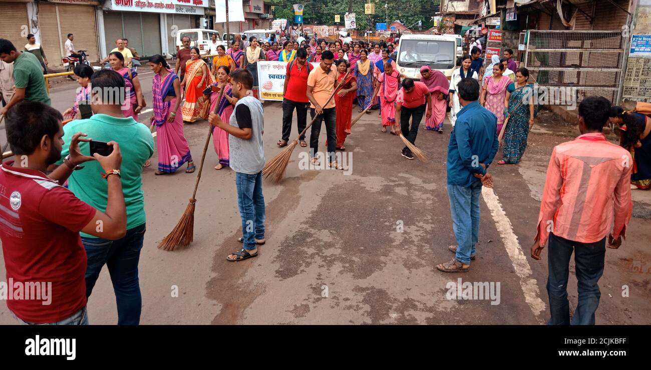 DISTRIKT KATNI, INDIEN - 02. OKTOBER 2019: Indische Anganwadi Arbeiter halten Besen für saubere indien Road Show während Mahatma Gandhi jayanti. Stockfoto