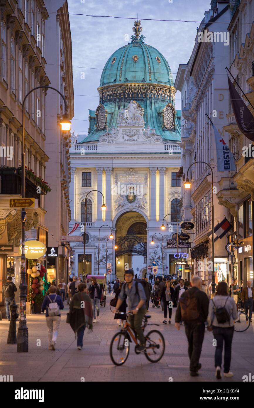 Kohlmarkt und die Hofburg in der Abenddämmerung, Wien, Österreich Stockfoto