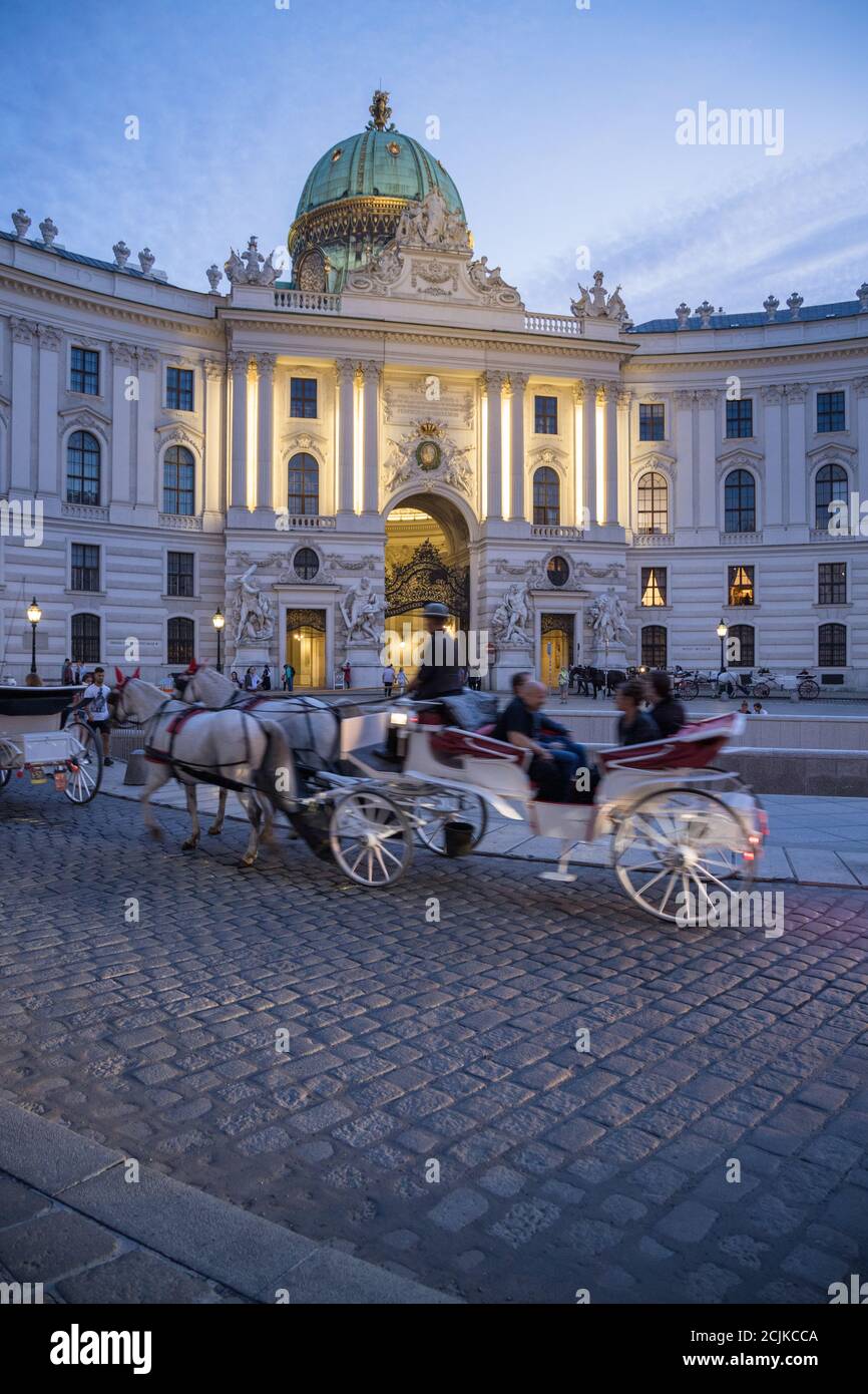 Pferd und Kutschen in der Hofburg in der Abenddämmerung, Wien, Österreich Stockfoto