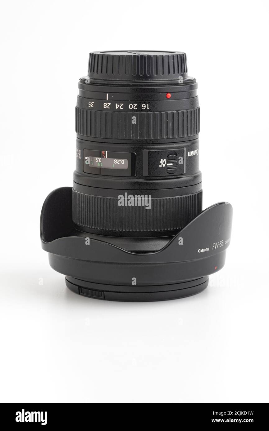 Ein leicht verwendetes Canon 16-35 mm f2,8 Weitwinkel-Zoomobjektiv Stockfoto