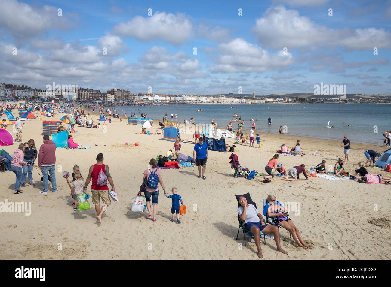 Urlauber am Strand, Weymouth, Jurassic Coast, Dorset, England, Großbritannien Stockfoto