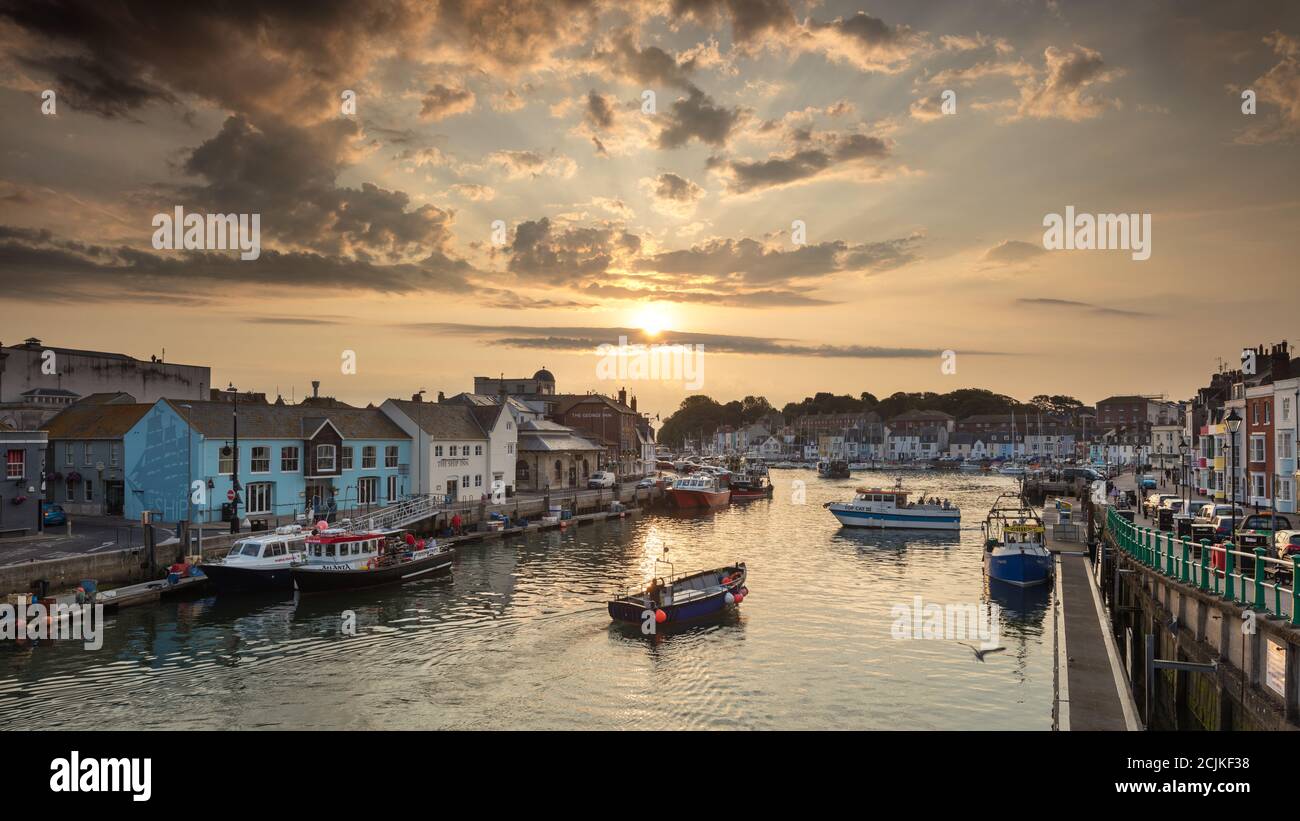 Fischerboote verlassen Weymouth Hafen bei Sonnenaufgang, Jurassic Coast, Dorset, England. VEREINIGTES KÖNIGREICH Stockfoto