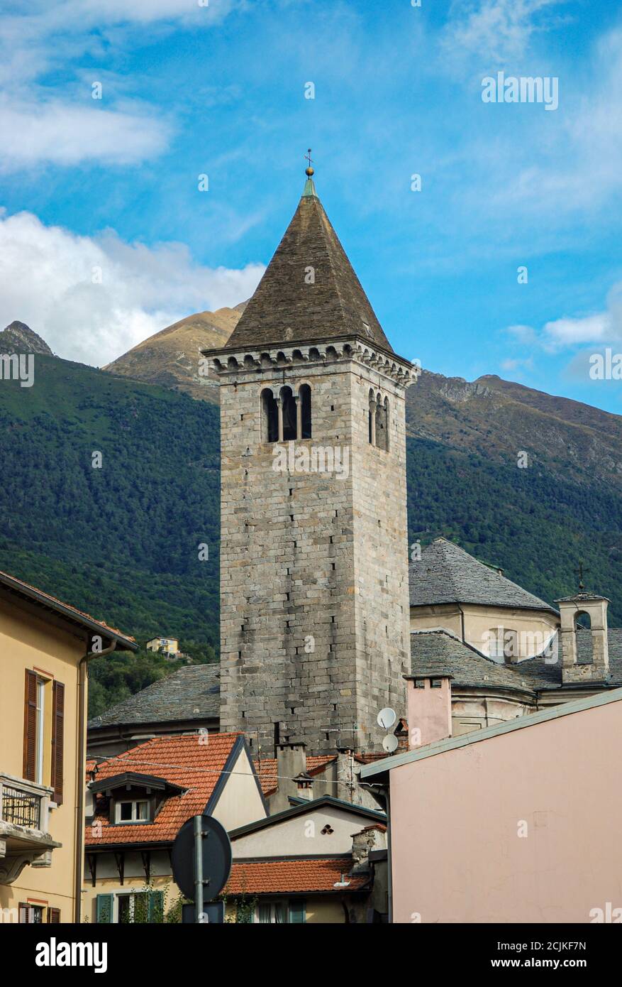 der campanile der Kirche San Vittore, das höchste Gebäude der Stadt, erbaut 12. / 13. Jahrhundert, Cannobio, Lago Maggiore, Italien Stockfoto