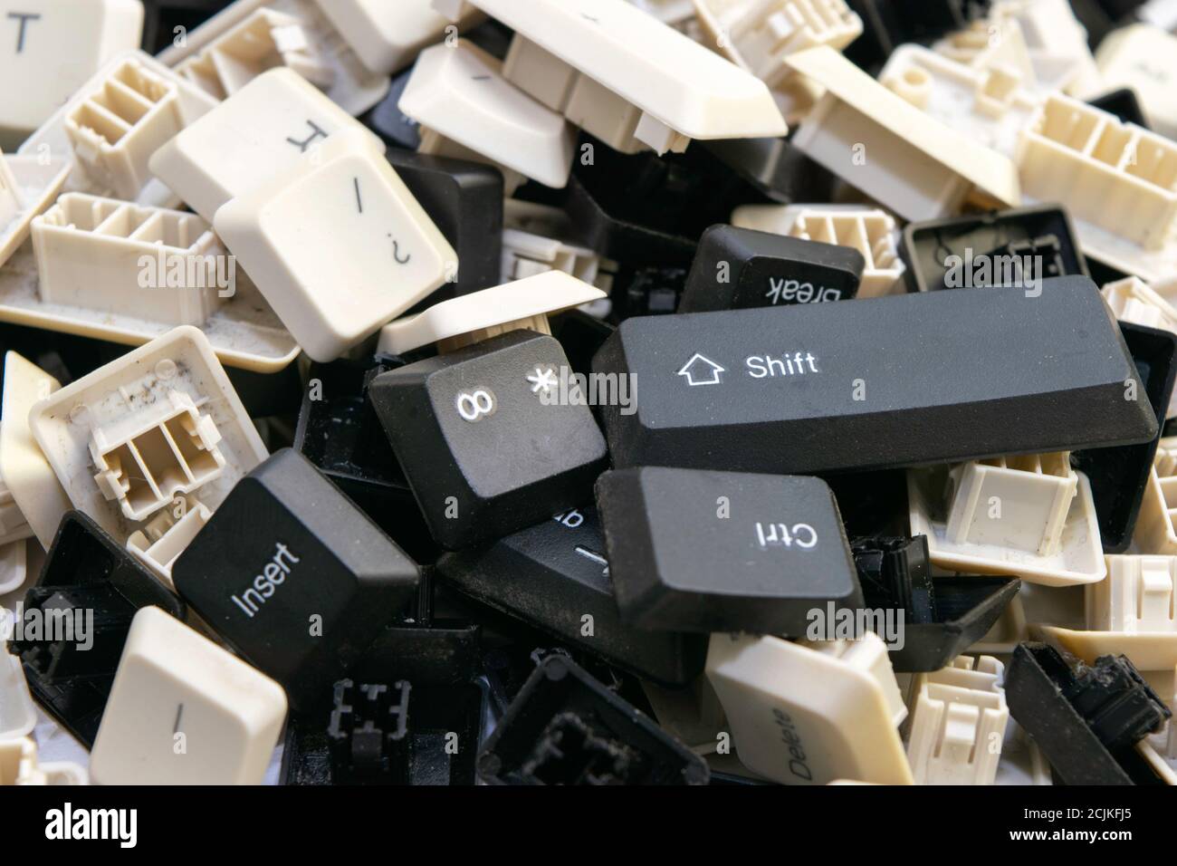 Zufällige Auswahl von schwarzen und weißen Tasten von alten Computertastaturen Stockfoto