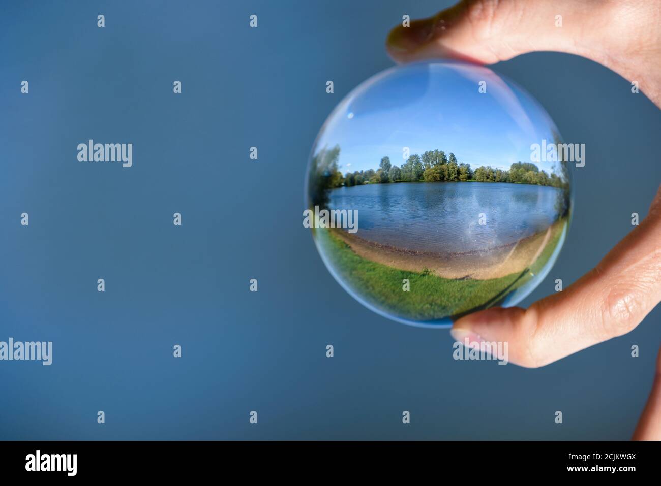 Umweltschutzkonzept, um den Planeten mit zu kümmern Menschliche Hand hält Kugelform Stockfoto