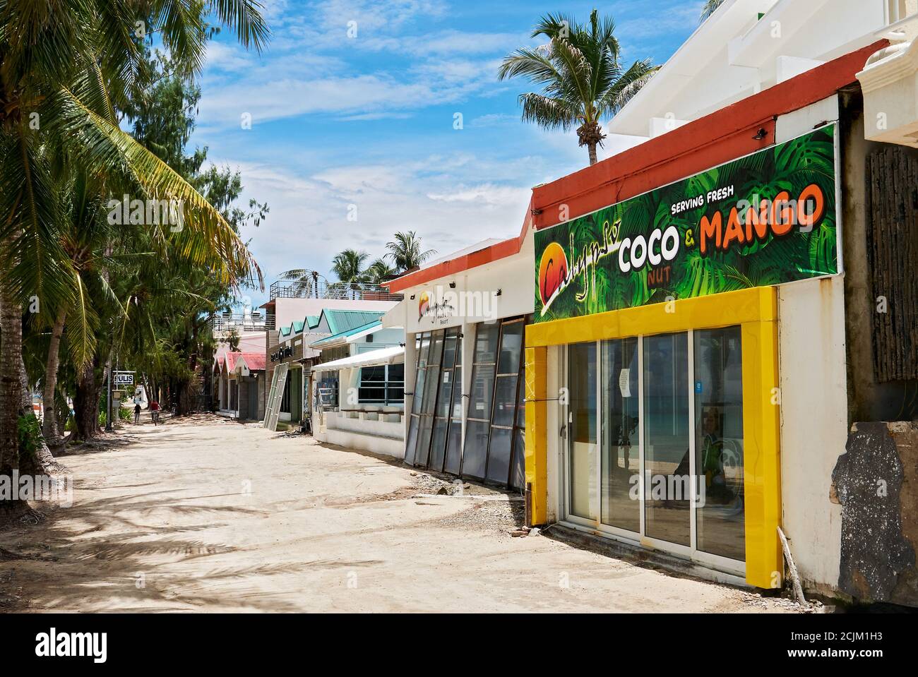 Restaurants und Geschäfte auf Boracay Island am White Beach Aufgrund des durch die Abschaltung verursachten Auftrags geschlossen und versperrt sind Durch die Corona-Pandemie Stockfoto
