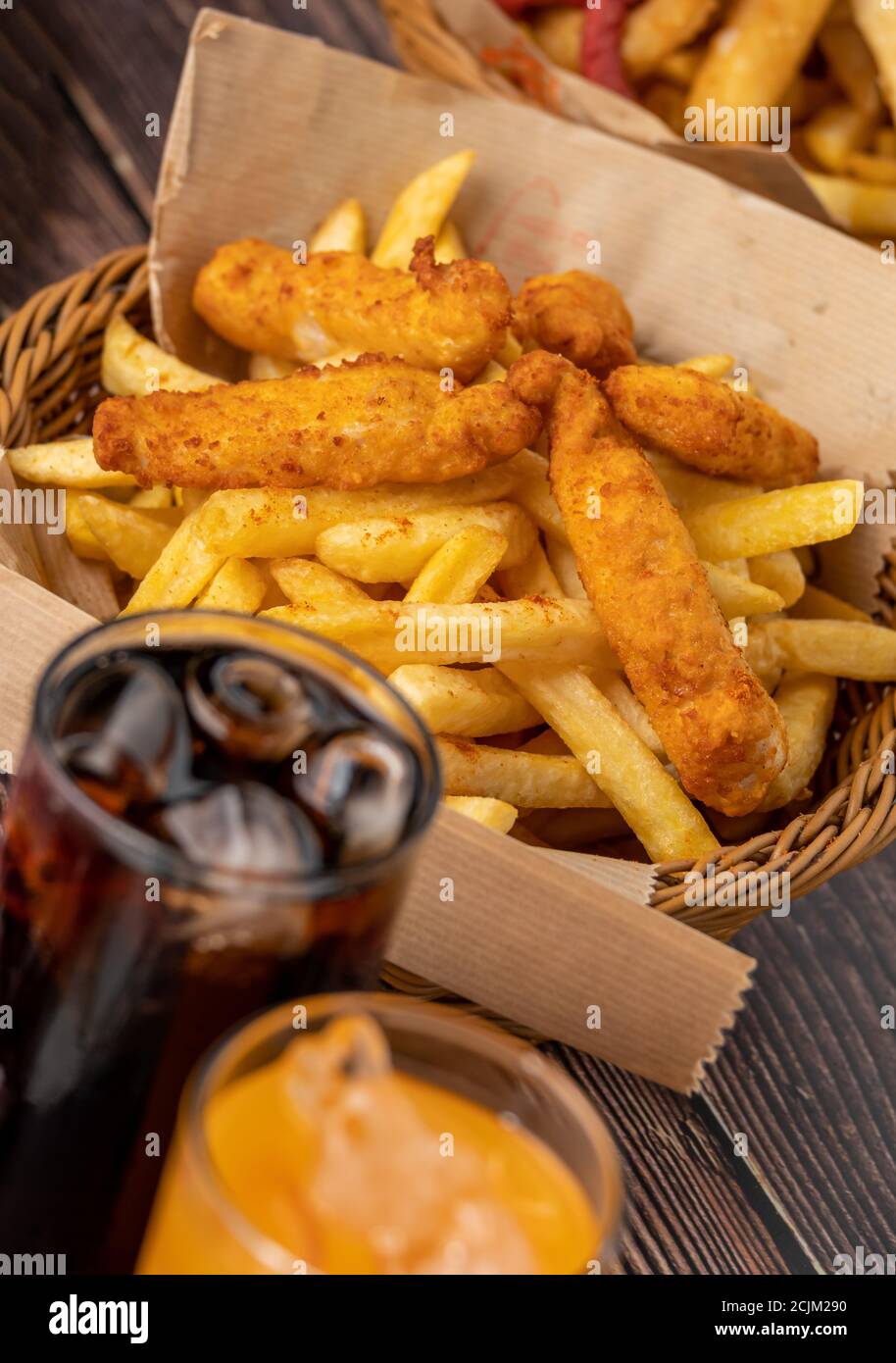 Würzige Chicken Fingers und Pommes mit Eiscola Stockfoto
