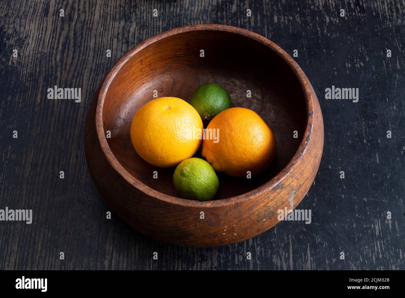Zitrusfrüchte Obstschale mit Orange, Limette und Grapefruit in Holzschale Stockfoto