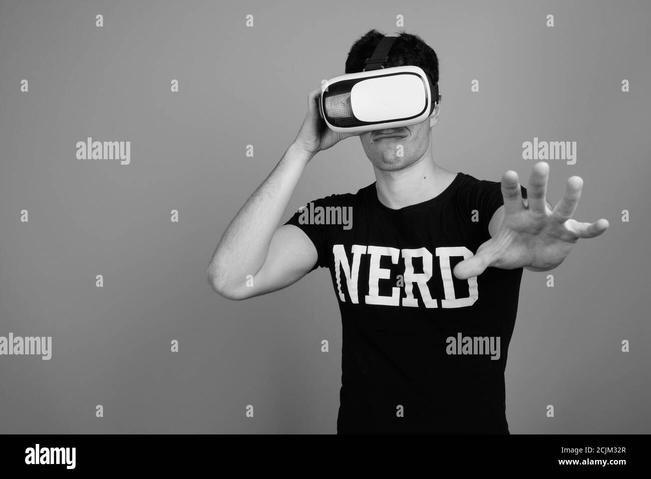 Junge schöne nerd Mann mit Virtual reality Headset Stockfoto