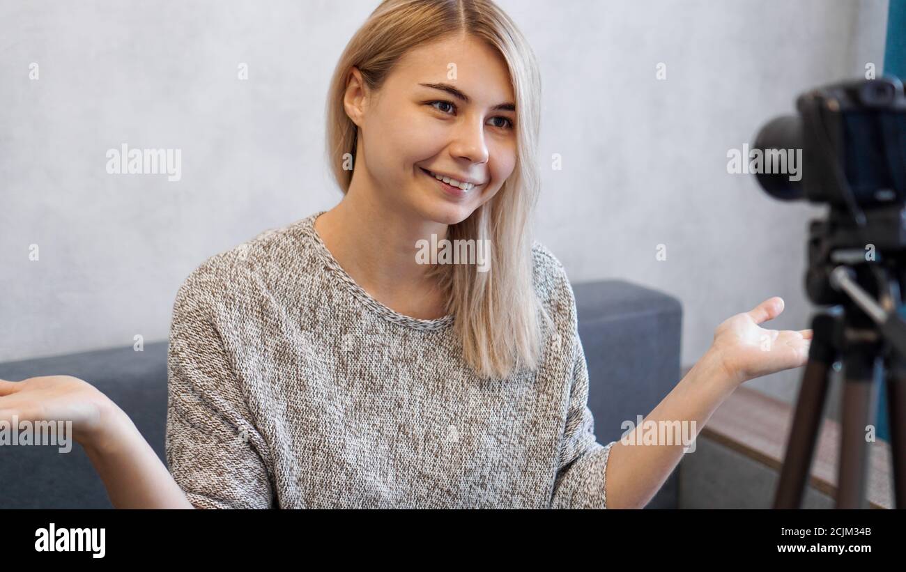 Fröhliche Bloggerin Aufnahme Video zu Hause Stockfoto