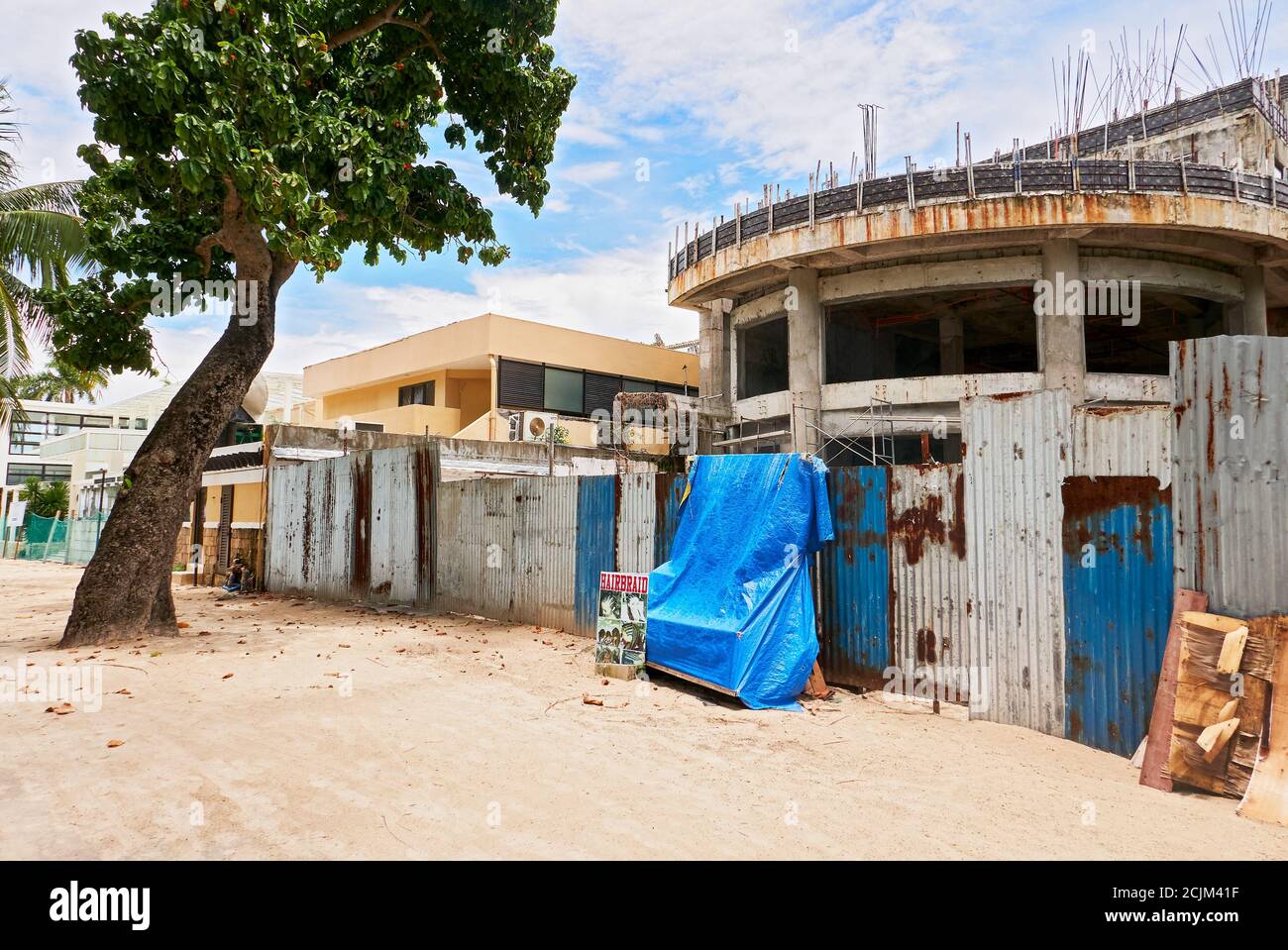 Bau von Hotels Boracay Island entlang der White Beach sind Angehalten und versperrt wegen der durch verursachten Stillhaltereihenfolge Die Corona-Pandemie Stockfoto