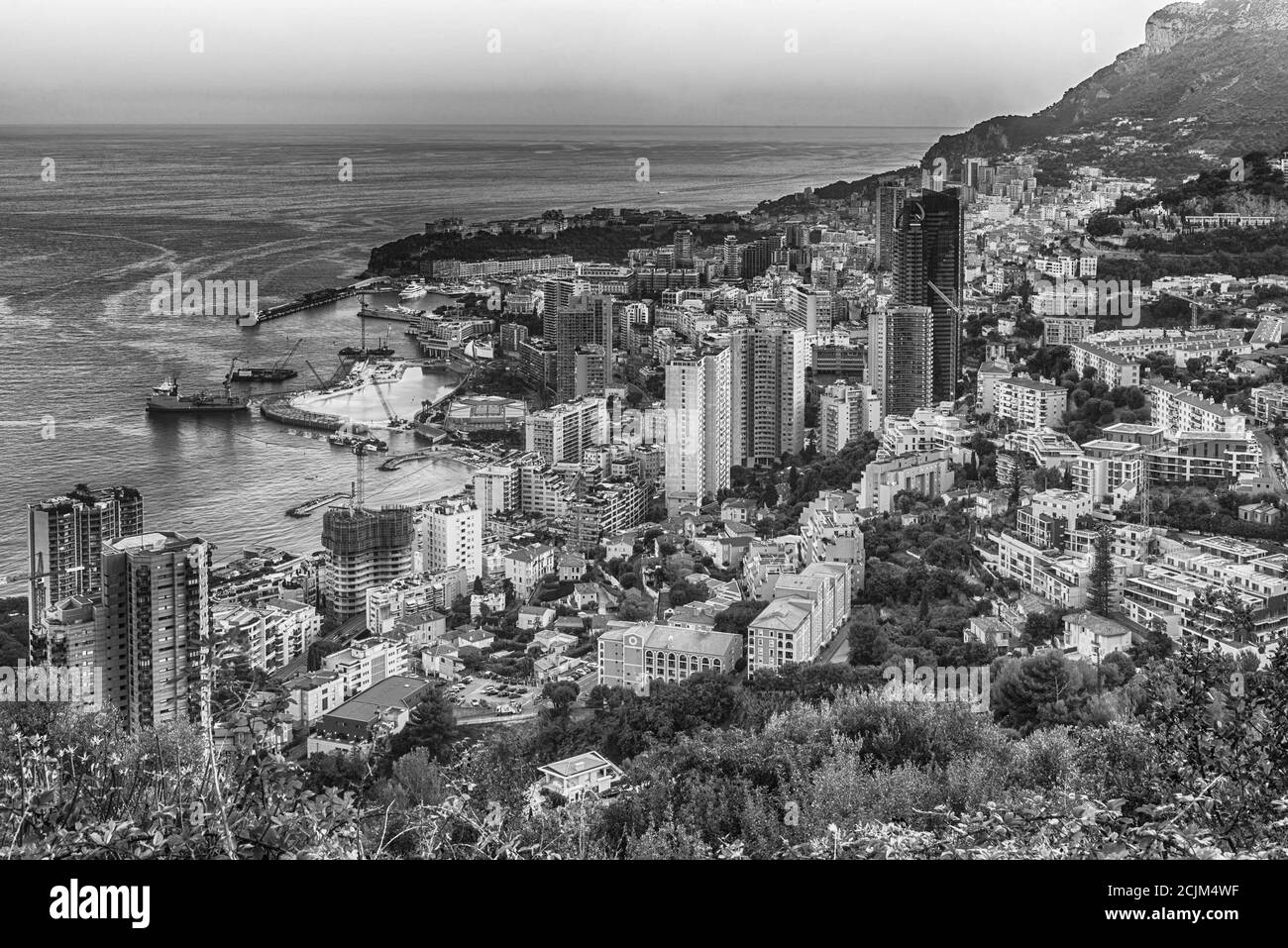 Panoramablick auf Monaco bei Sonnenuntergang von der Grande Corniche Straße, ikonisches Wahrzeichen in Cote d'Azur, Französische Riviera Stockfoto