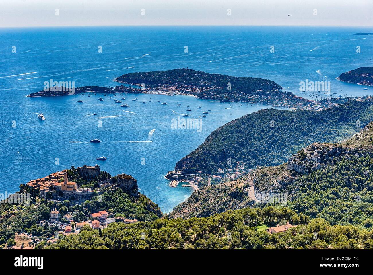 Landschaftlich reizvoller Blick über die Küste der französischen Riviera, von Fort de la Revere aus gesehen, in der Nähe des Dorfes Èze, Cote d'Azur, Frankreich Stockfoto