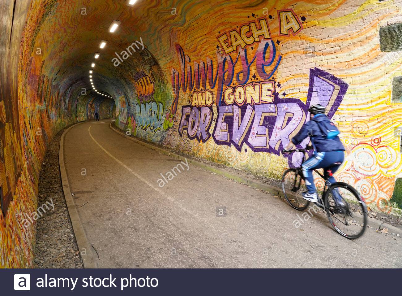 Edinburgh, Schottland, Großbritannien. September 2020. Menschen, die den Fluss genießen, wandern auf dem Wasser von Leith durch den Colinton-Tunnel, einen viktorianischen Eisenbahntunnel, der mit Schottlands größtem historischen Wandgemälde dekoriert wurde, das auf einer Kurzgeschichte von Robert Louis Stevenson basiert und die industrielle, soziale, künstlerische und literarische Geschichte der Gegend feiert. Das Wandbild wird voraussichtlich im September fertiggestellt. Kredit: Craig Brown/Alamy Live Nachrichten Stockfoto