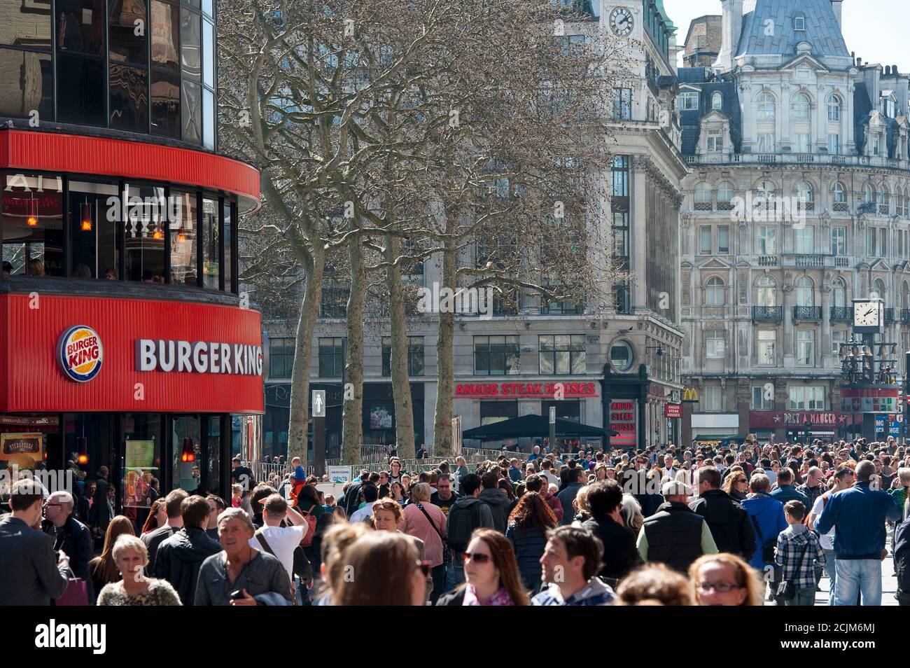 Ein überfüllter Leicester Square in London, England. Stockfoto