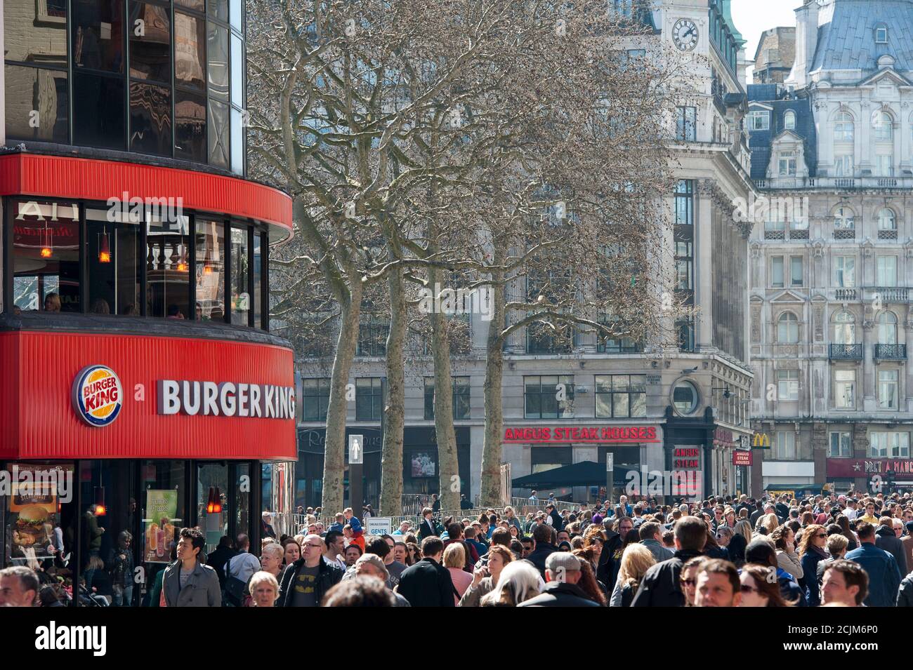 Ein überfüllter Leicester Square in London, England. Stockfoto