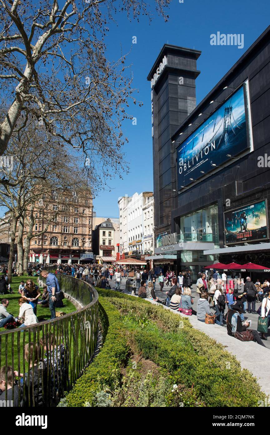 Belebte Straße vor dem Odeon-Kino, Leicester Square, in der City of Westminster, London, England. Stockfoto