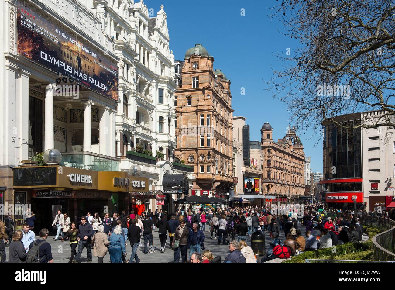 Belebte Straße vor dem Empire-Kino, Leicester Square, in der City of Westminster, London, England. Stockfoto