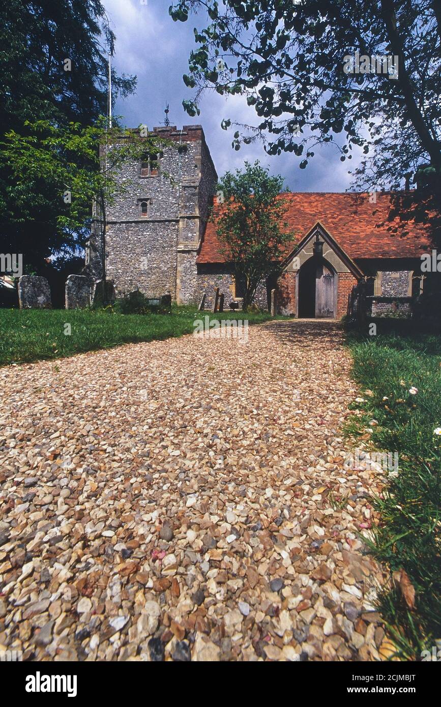 Kirche der Jungfrau Maria – auch bekannt als St. Barnabus in ‘dem Vikar von Dibley’. Turville, Buckinghamshire, Chilterns, England, Großbritannien Stockfoto