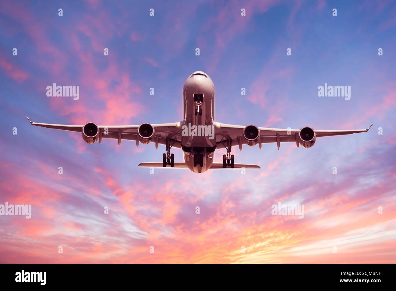 Riesige kommerzielle Flugzeug aus der unteren Ebene Ansicht geschossen. Wunderschöner Sonnenuntergang. Stockfoto