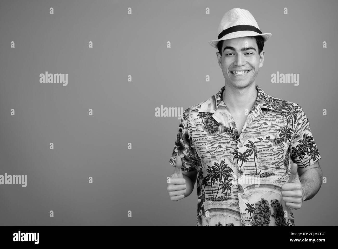 Glücklicher junger schöner Tourist Mann bereit für den Urlaub Stockfoto Glücklicher junger schöner Tourist Mann bereit für den Urlaub Stockfoto