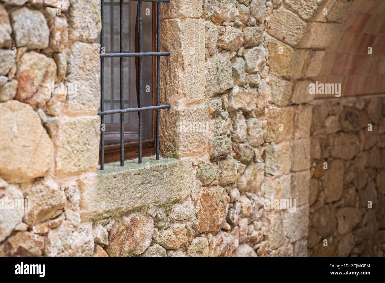 Alte geschlossene Fenster mit Metallzaun auf einem alten geschützt Steinmauer Stockfoto