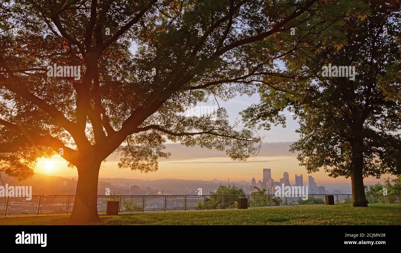 Sonnenaufgang über Pittsburgh an einem wunderschönen Frühlingsmorgen. Blick vom West End Blick. Stockfoto