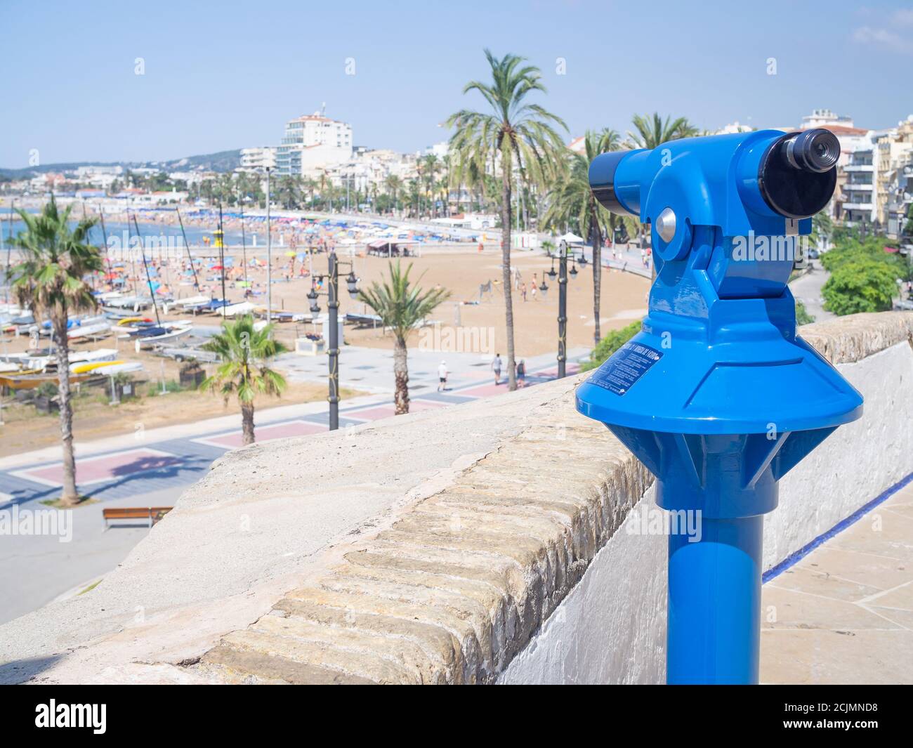 Münzsucher mit Blick auf die Küste von Sitges, Spanien. Panoramablick. Stockfoto