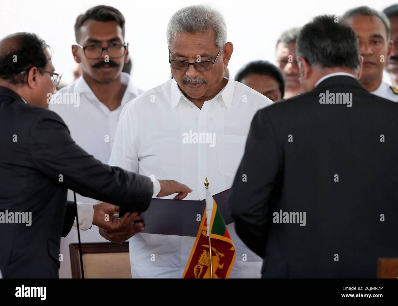 Sri Lankas designierter Präsident Gotabaya Rajapaksa liest seinen Amtseid neben Udaya R. Seneviratne, Sekretär des Präsidenten und Sri Lankas Oberrichter Jayantha Jayasuriya bei der Vereidigung des Präsidenten in Anuradhapura, Sri Lanka, am 18. November 2019. REUTERS/Dinuka Liyanawatte Stockfoto