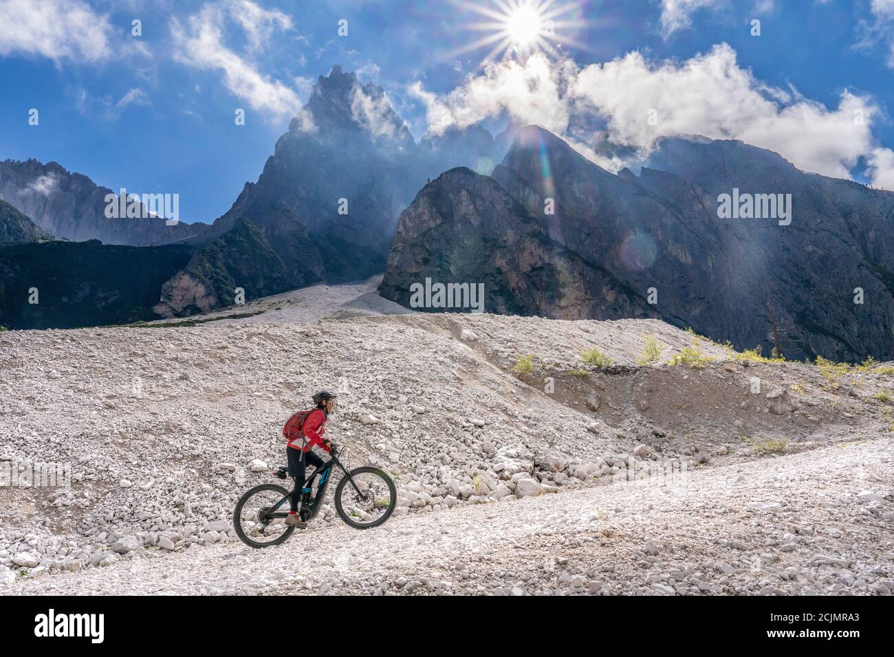 Hübsche Seniorin auf ihrem Elektro-Mountainbike im Innerfeldtal in den Sextener Dolomiten bei Innichen, Nationalpark Tre cime Stockfoto