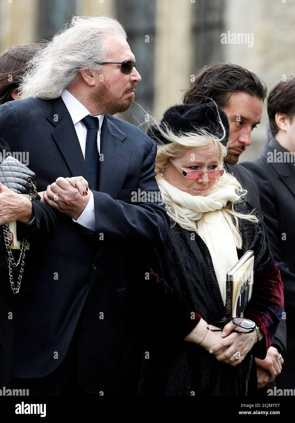 Robin Gibbs Bruder Barry Gibb (L) und Frau Dwina Gibb besuchen die