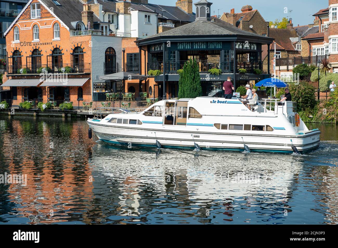 Windsor, Berkshire, Großbritannien. September 2020. Die Menschen genießen heute die warme Sonne auf der Themse. 14 neue positive Covid-19 Fälle wurden gestern im Royal Borough of Maidenhead and Windsor registriert. Die Stadt war heute ziemlich ruhig, da die Kinder wieder in der Schule sind. Quelle: Maureen McLean/Alamy Live News Stockfoto