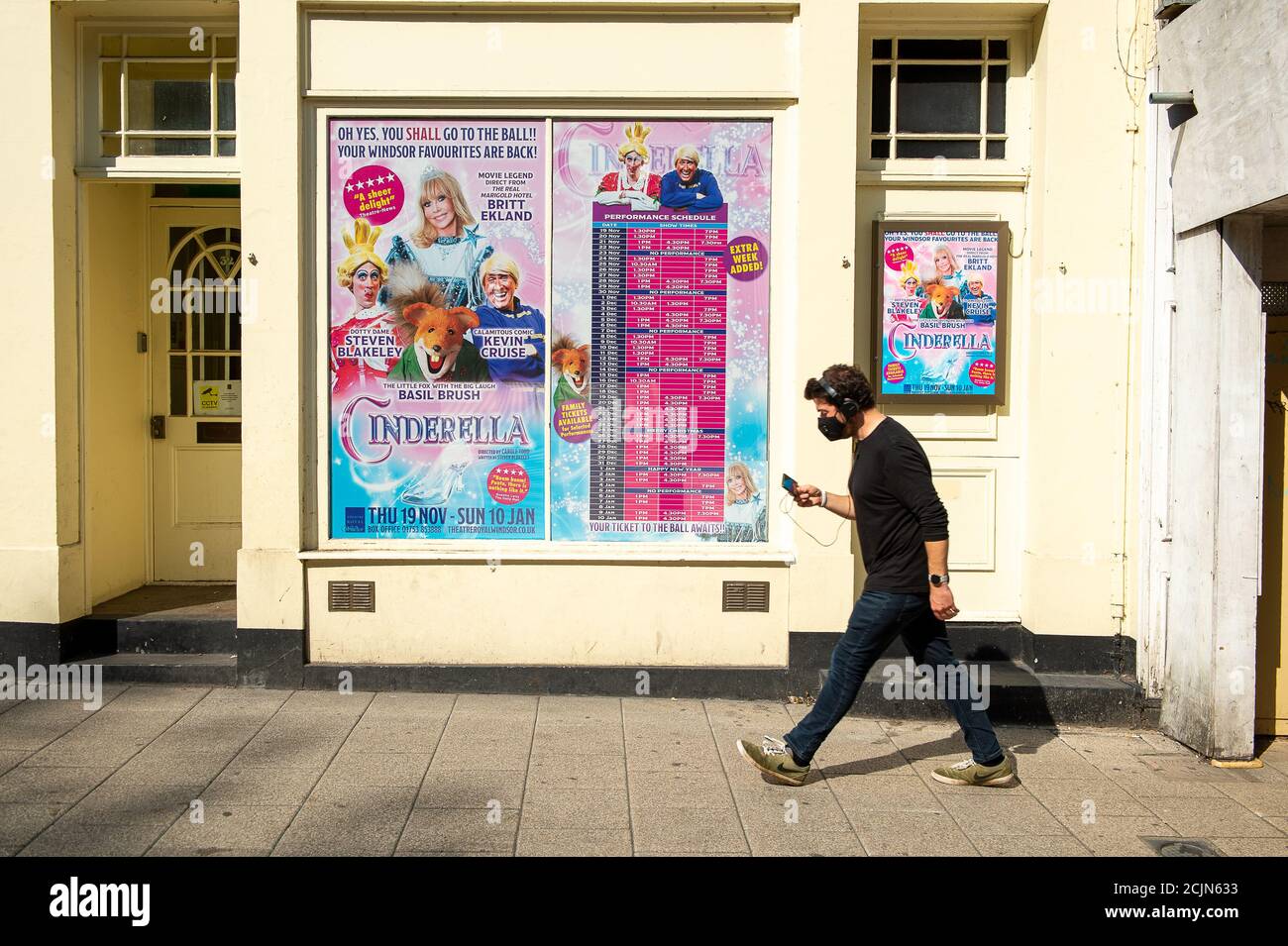 Windsor, Berkshire, Großbritannien. September 2020. Das Theatre Royal in Windsor hat sein Buchungsbüro nach der Coronavirus-Schleuse wieder eröffnet und nimmt Buchungen für die Weihnachtspantomime Cinderella ab dem 19. November 2020 entgegen. Quelle: Maureen McLean/Alamy Live News Stockfoto