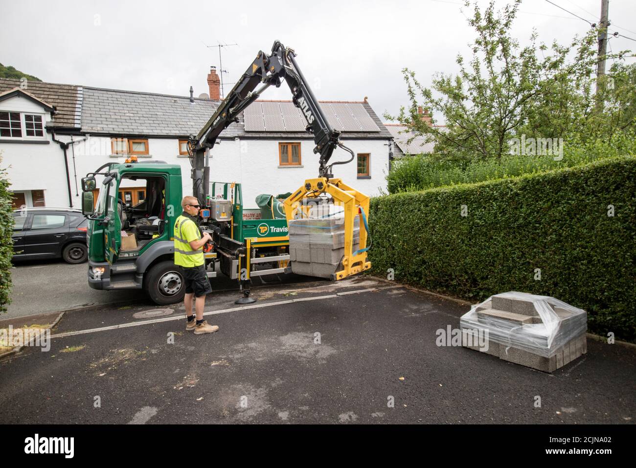 Betonblock Lieferung an Haus in Dorf, Llanfoist, Wales, Großbritannien Stockfoto