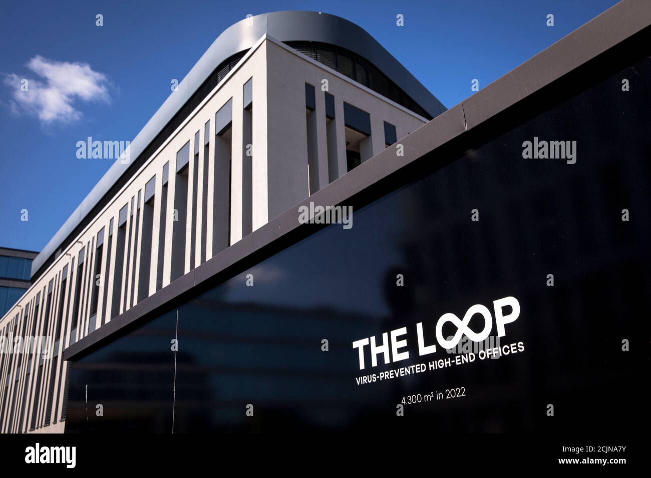 Bauzaun des geplanten virusgeschützten Bürogebäudes The Loop im Landkreis Gronau, Bonn, Nordrhein-Westfalen, Deutschland. Bauzaun des Stockfoto