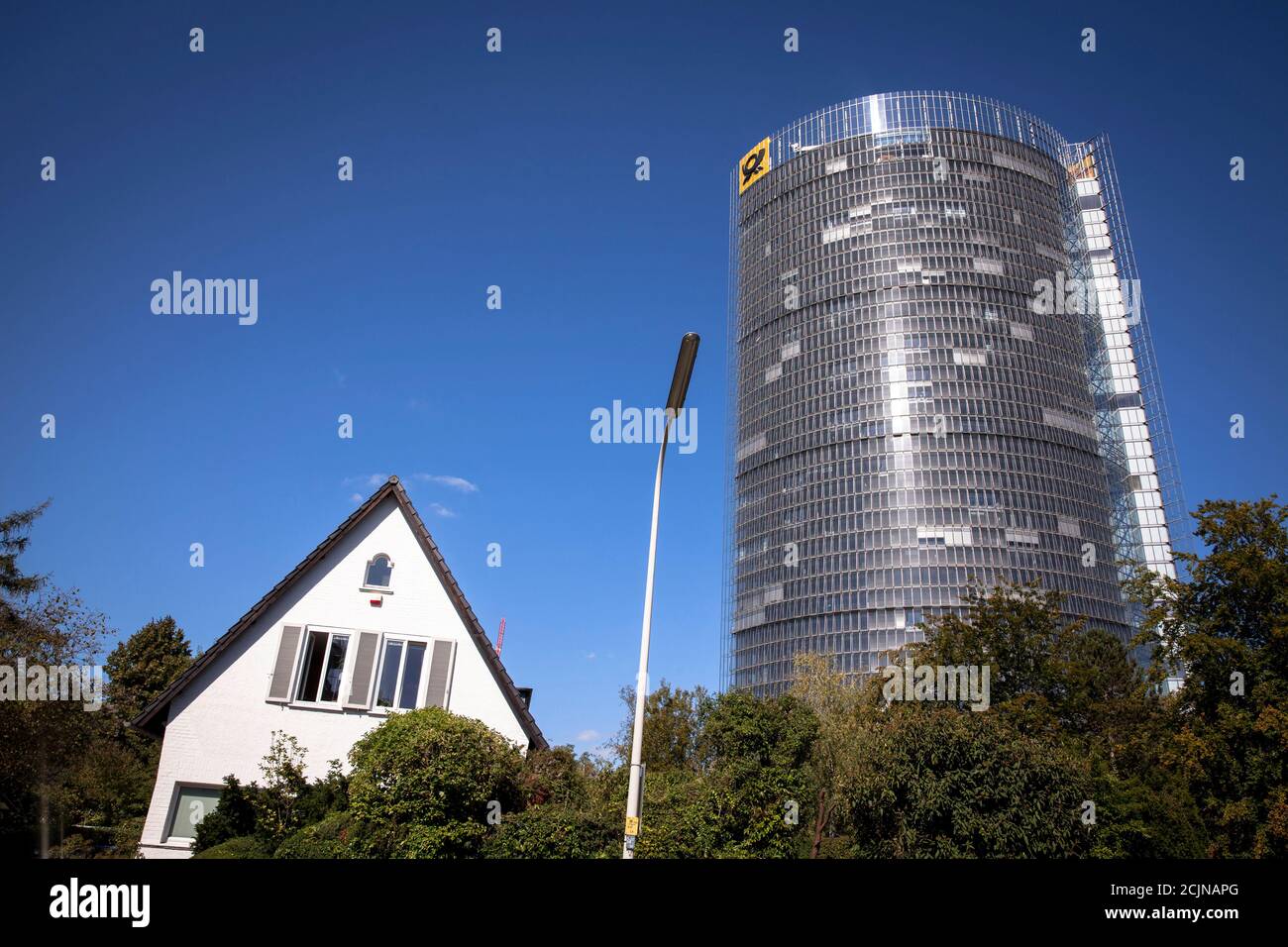 Der Postturm, Sitz des Logistikunternehmens Deutsche Post DHL Group, Einfamilienhaus im Stadtteil Gronau, Bonn, Nordrhein-Deutschland Stockfoto