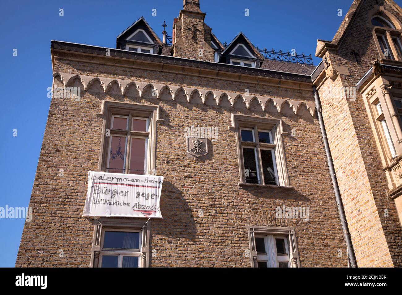 In Königswinter protestieren betroffene Hausbesitzer mit Plakaten an den Häusern gegen Entschädigungszahlungen für die Sanierung der Altstadt, Stockfoto