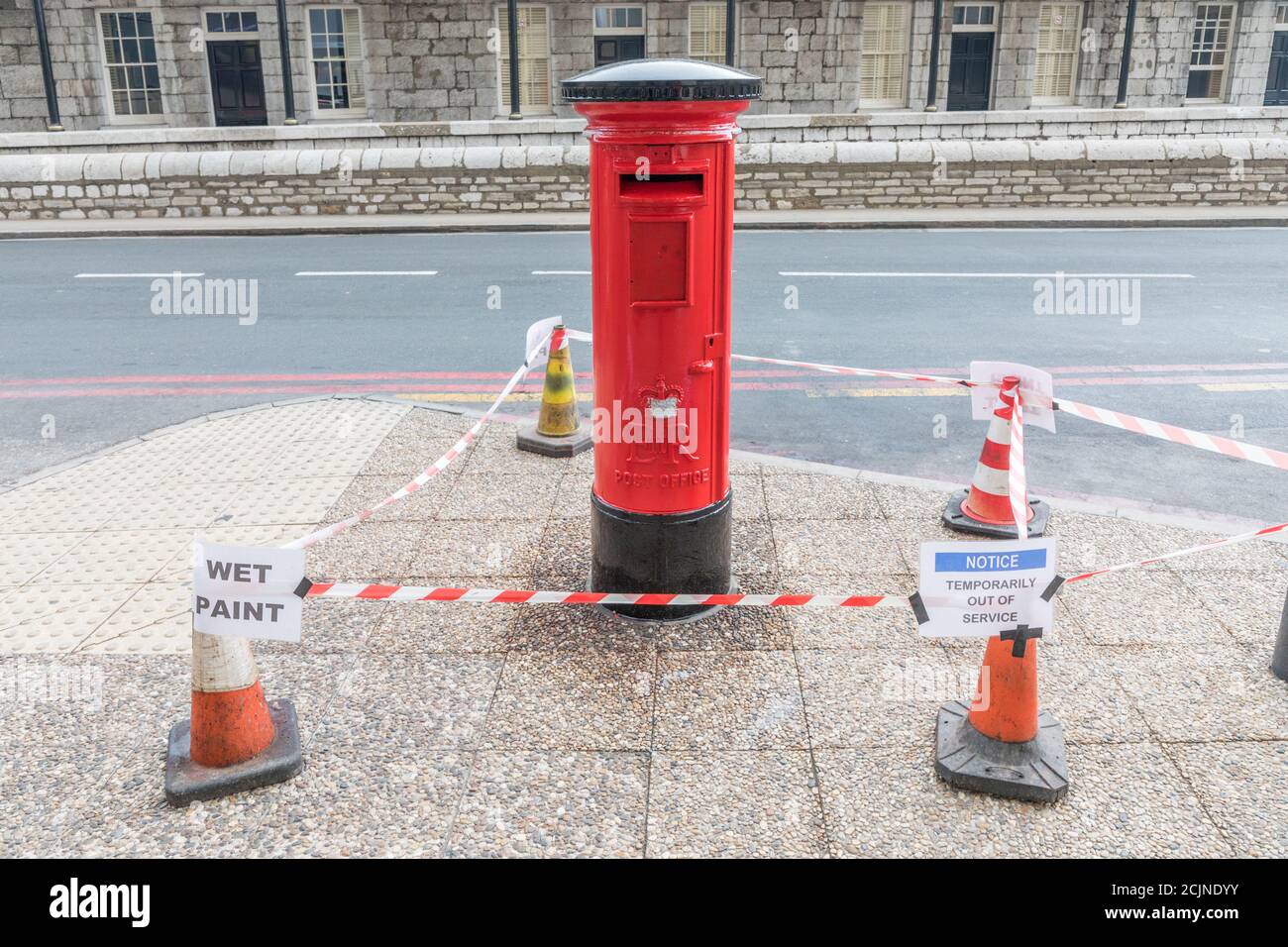 Neu lackierter roter Royal Mail Briefkasten, Gibraltar Stockfoto