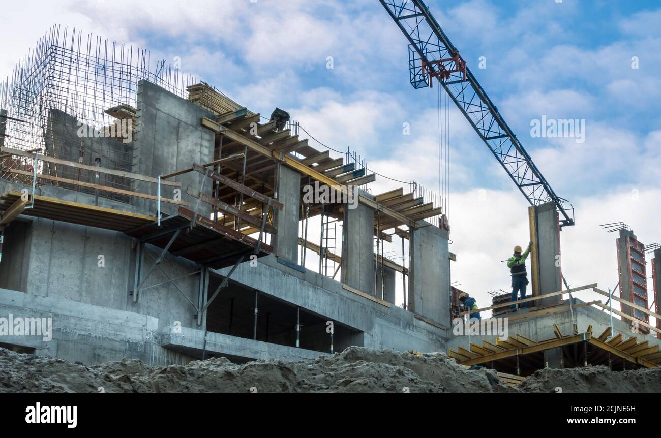 Konstruktion mit Kran und Gebäude Stockfoto