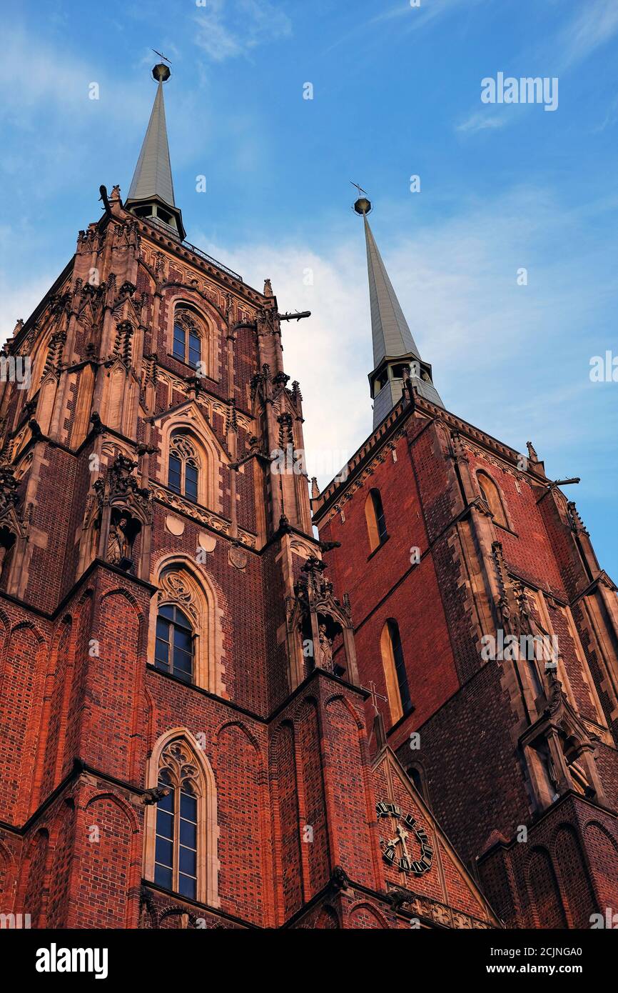 Von unten nach oben Blick auf zwei Backsteintürme der gotischen Kathedrale des Heiligen Johannes des Täufers in Ostrow Tumski Wroclaw, Polen Stockfoto