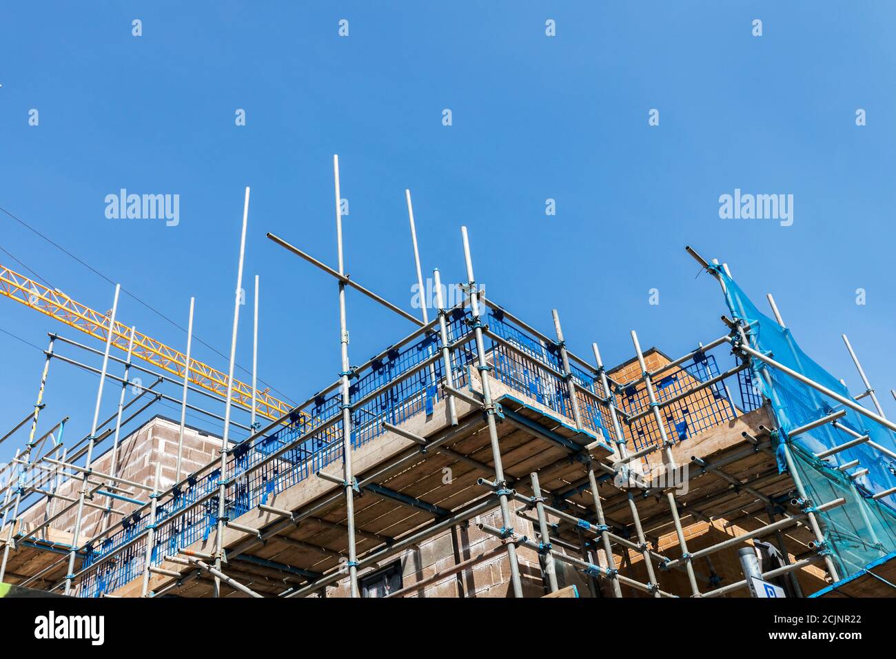 Gerüste und Sicherheitsgeländer auf Neubau in Abergavenny, Wales, Großbritannien Stockfoto