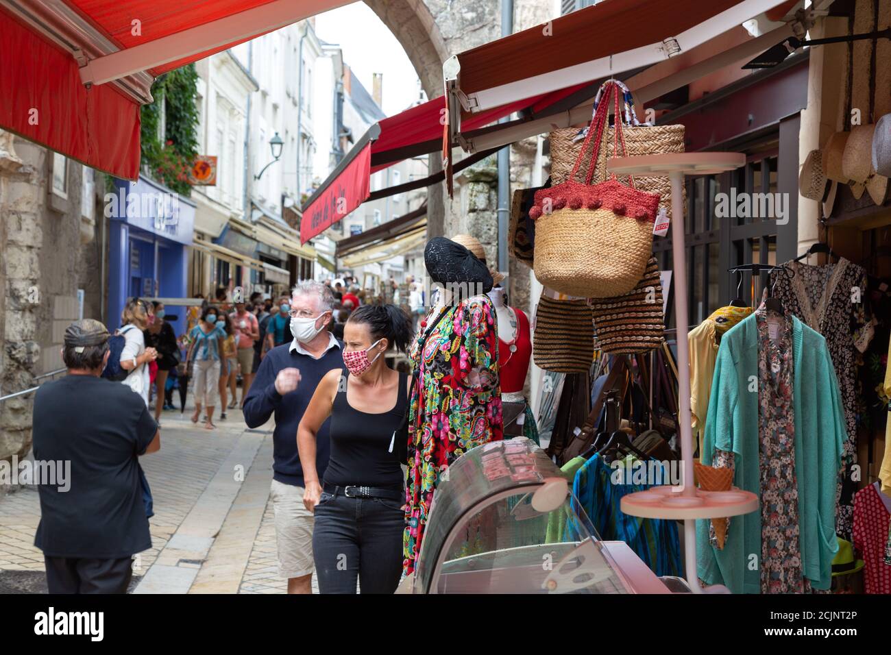 Frankreich Straßenszene während der COVID 19 Virus-Pandemie mit maskierten Menschen auf der Straße, Altstadt von Amboise, Loire-Tal Frankreich Europa, Aug 2020 Stockfoto