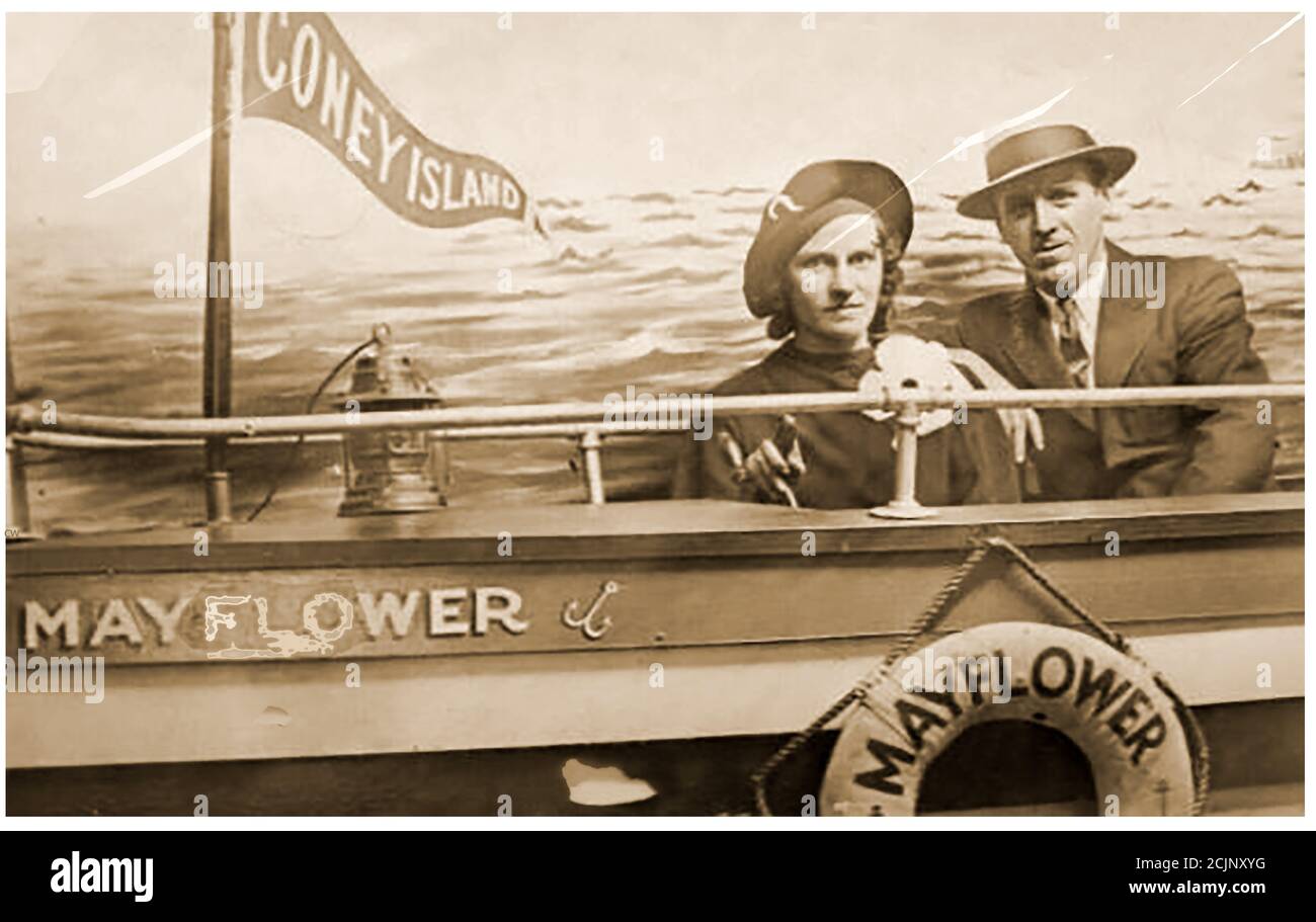 Eine Fotopostkarte aus den 1930er Jahren mit Besuchern, die am Fotokabin des Mayflower-Schiffes im Unterhaltungsviertel von Coney Island auf einer Halbinsel im Südwesten von Brooklyn, New York City, USA, sitzen. Tausende von Besuchern des Unterhaltungskomplexes bezahlten, dass sie jedes Jahr am gleichen Ort fotografieren ließen, um der Symbolik der Mayflower zu gedenken, insbesondere diejenigen, die als neue Siedler selbst in das "gelobte Land" kamen. Der Name der Gegend stammt vermutlich von der holländischen 'Conyne Eylandt', was die Insel der Kaninchen bedeutet. Stockfoto
