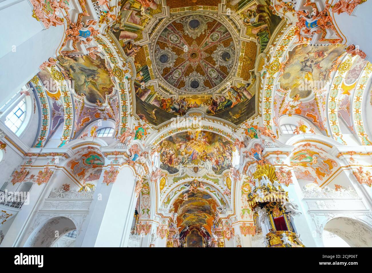 Details der Deckenmalereien in der berühmten Benediktinerabtei von Maria von den Eremiten in der Wallfahrtsstadt Einsiedeln (Name der Stadt bedeutet Einsiedelei) Stockfoto