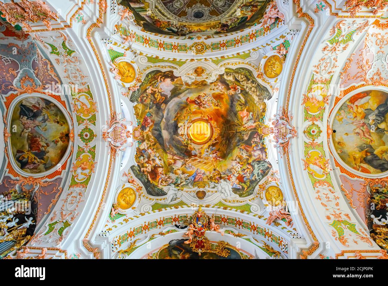 Details der Deckenmalereien in der berühmten Benediktinerabtei von Maria von den Eremiten in der Wallfahrtsstadt Einsiedeln (Name der Stadt bedeutet Einsiedelei) Stockfoto