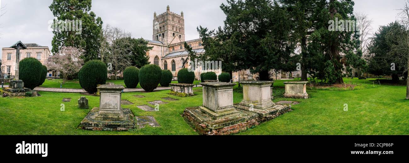 Eine große Abtei in einer kleinen verschlafenen Stadt Stockfoto