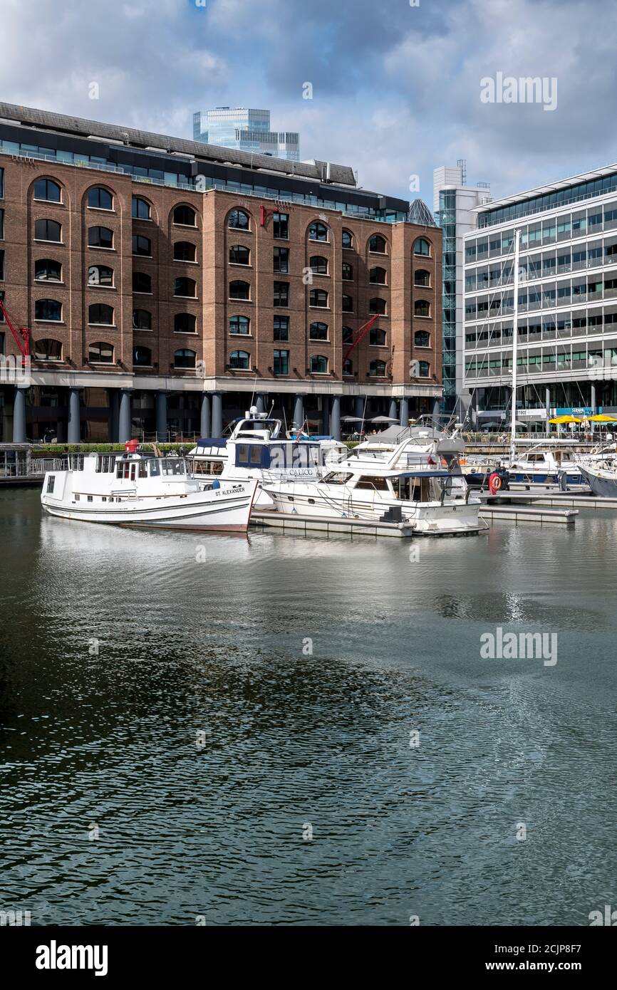 St Katherine's Dock in der Nähe der Tower Bridge. Die Docks sind jetzt Heimat von Luxusyachten, kleinen Booten und Schnellbooten und umgeben von Cafés und Bars. Stockfoto