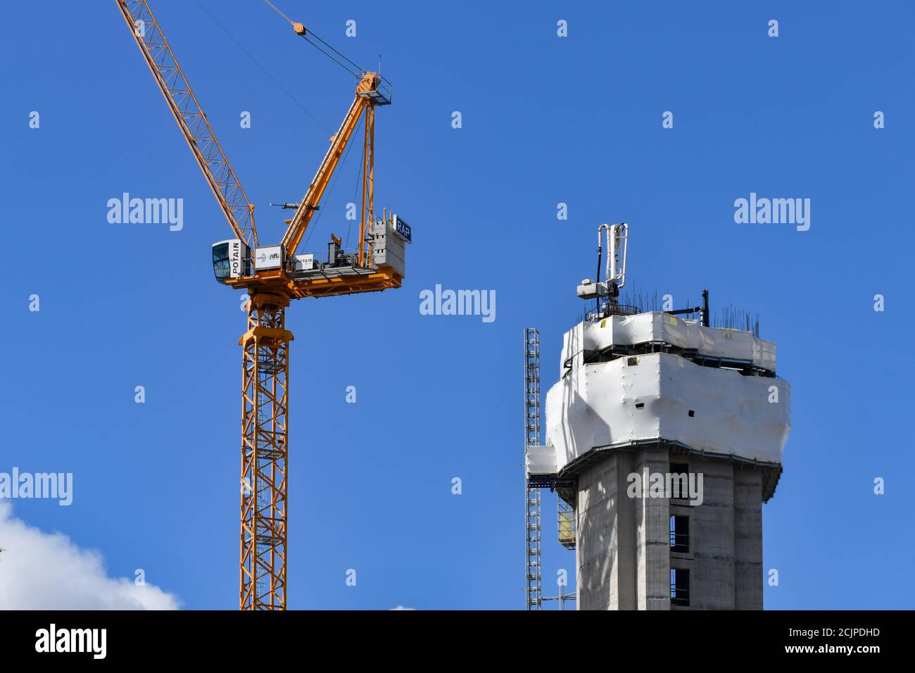 Cardiff, Wales - August 2020: Turmdrehkran wird für den Bau des Aufzugsschachts einer neuen Büroanlage im Stadtzentrum von Cardiff verwendet. Stockfoto